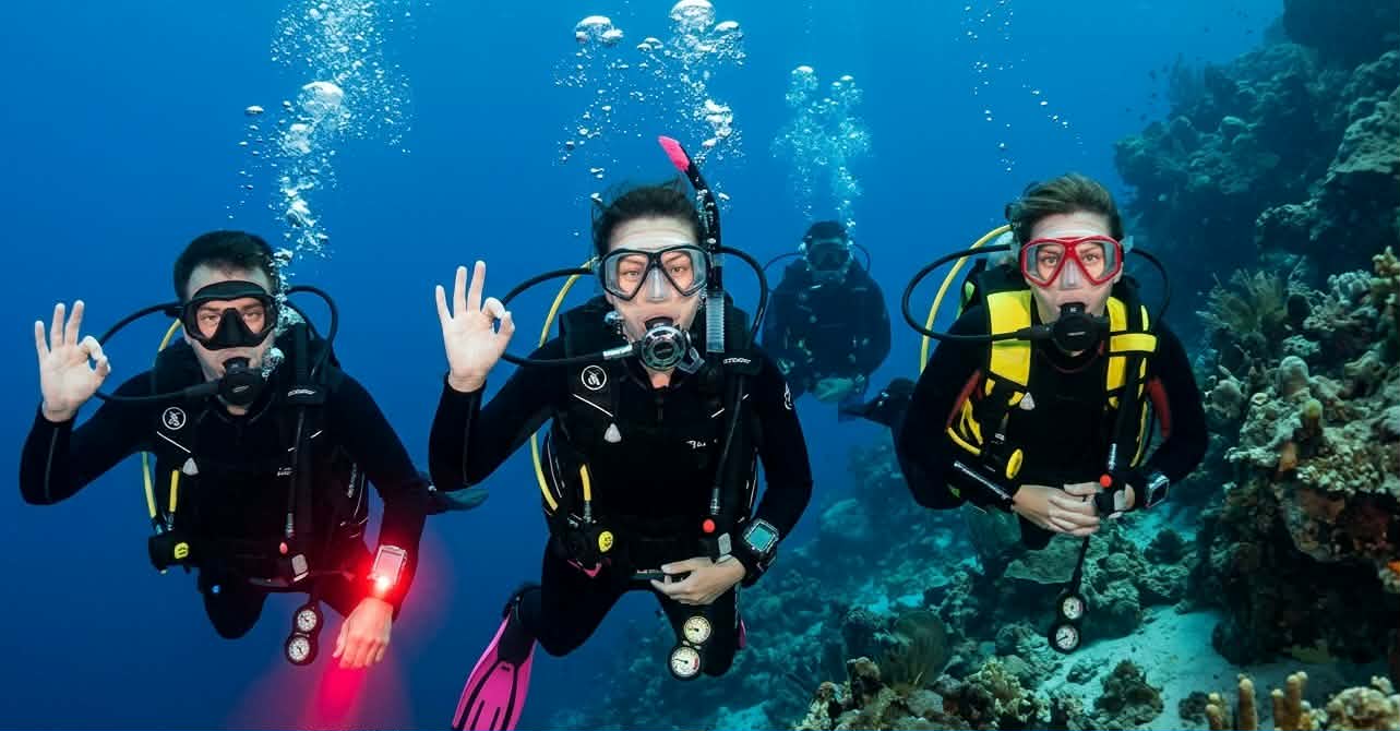 Groupe de plongeurs en formation certifiante en Méditerranée