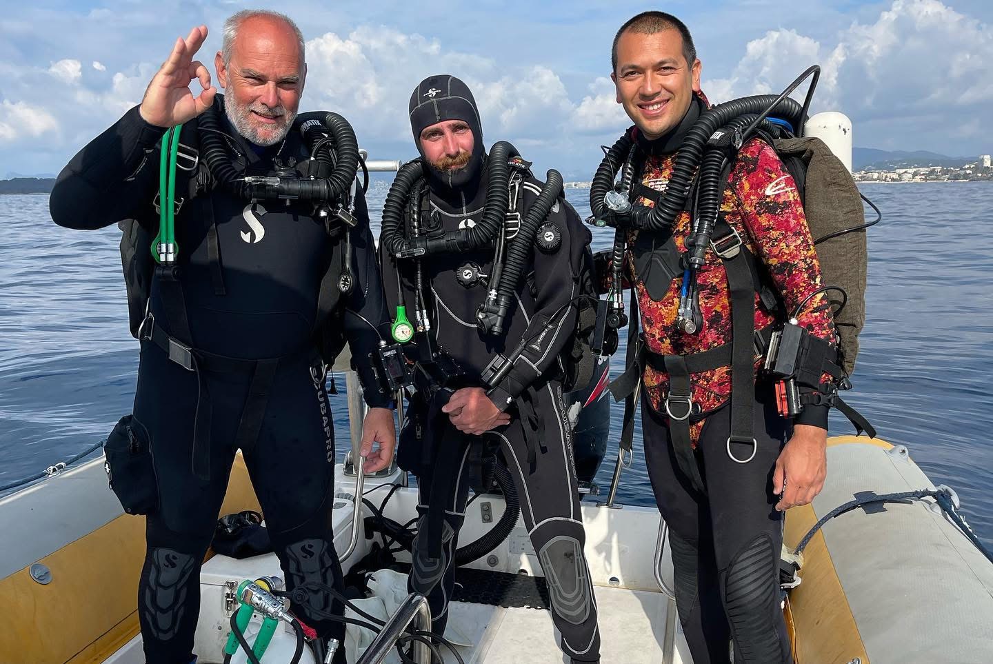 Trois plongeurs en formation CCR Submatix Mini-Quantum à bord du bateau au large de Cannes