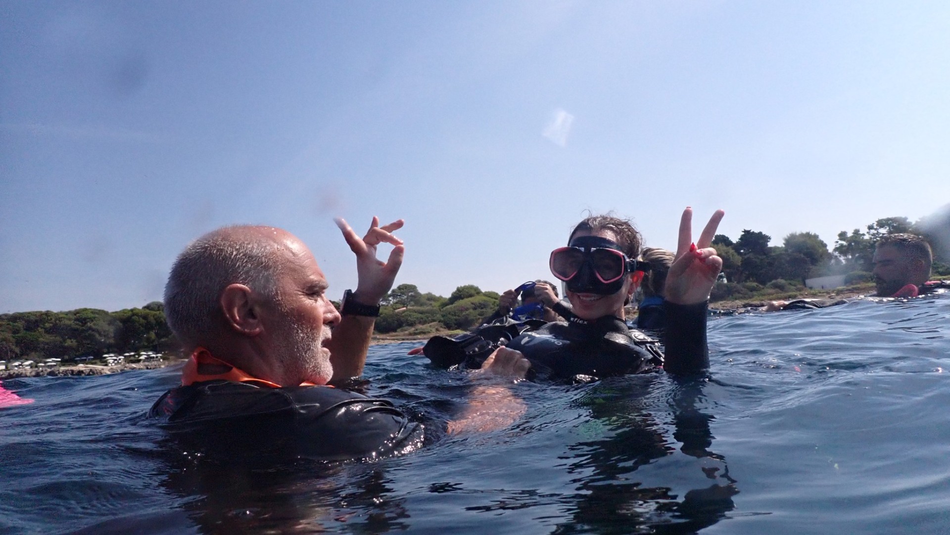 Plongeurs en formation faisant le signe OK à la surface en Méditerranée