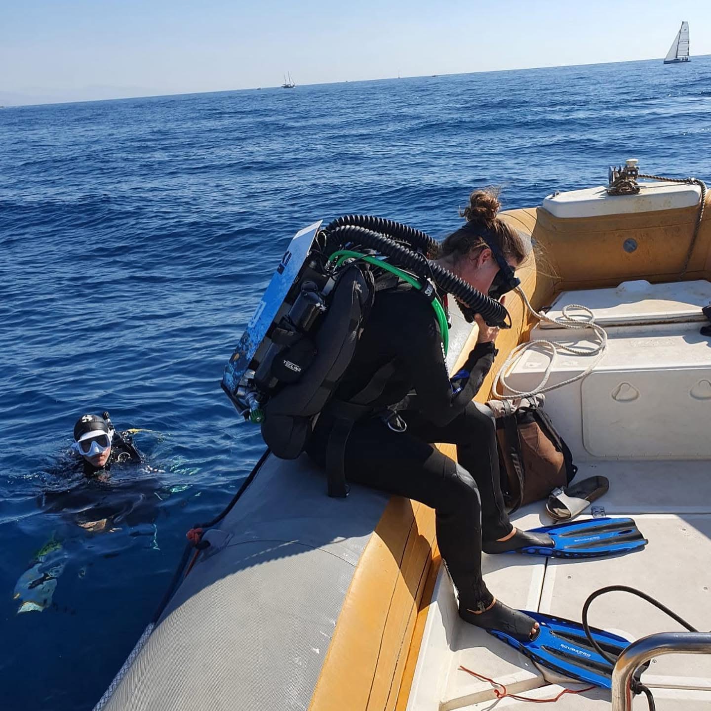 Plongeuse équipée d'un recycleur CCR s'apprêtant à se mettre à l'eau depuis le bateau Normoxic