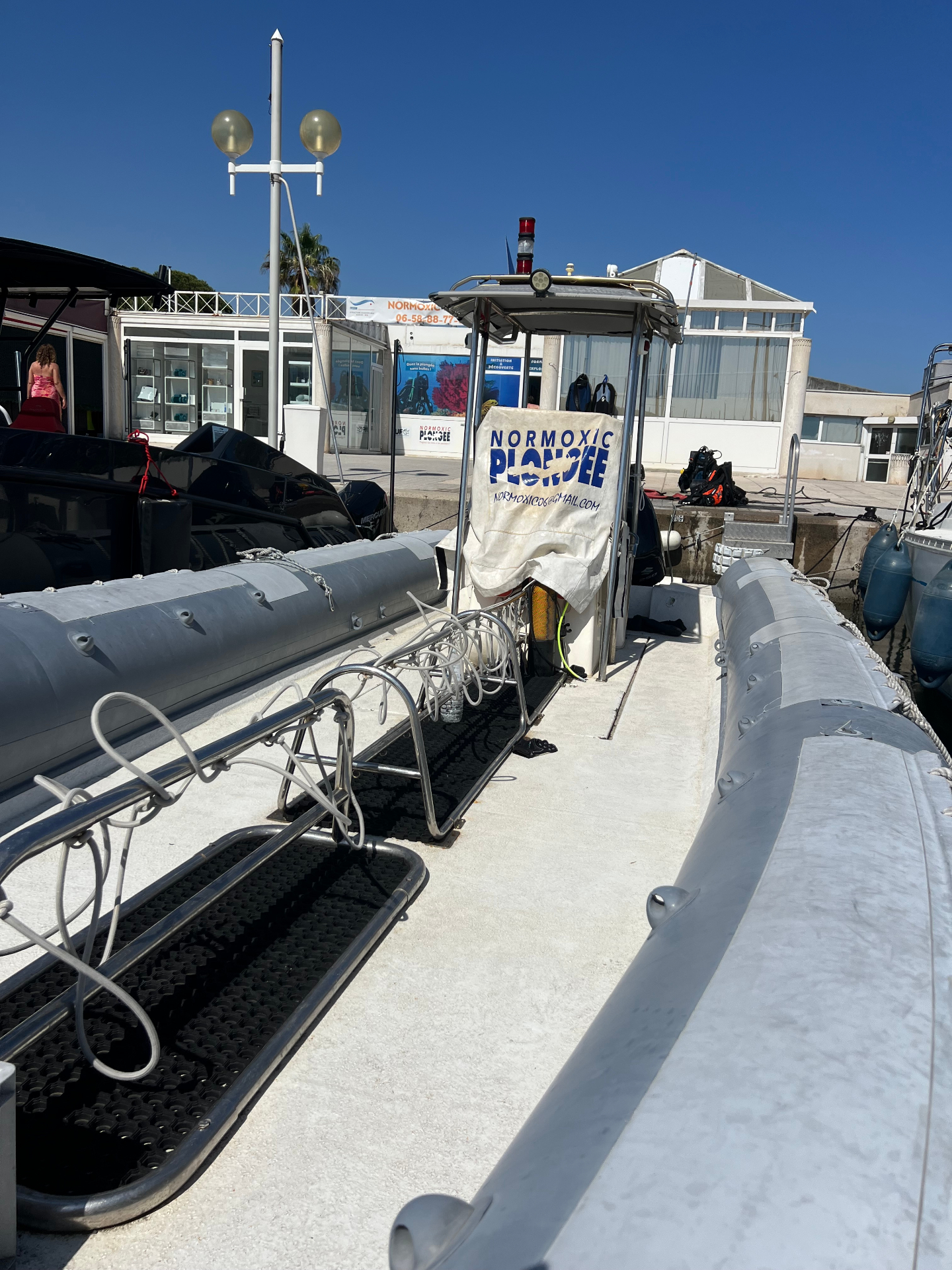 Bateau semi-rigide de plongée Normoxic au port de Golfe-Juan
