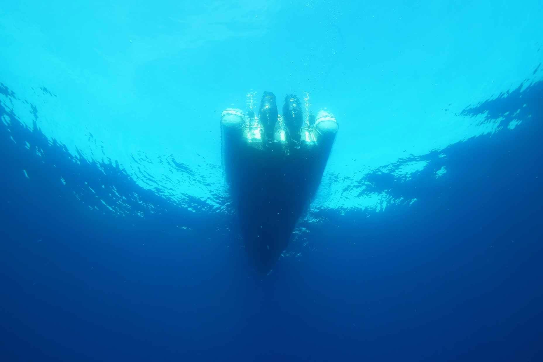 Bateau de plongée Normoxic vu depuis les profondeurs de la Méditerranée