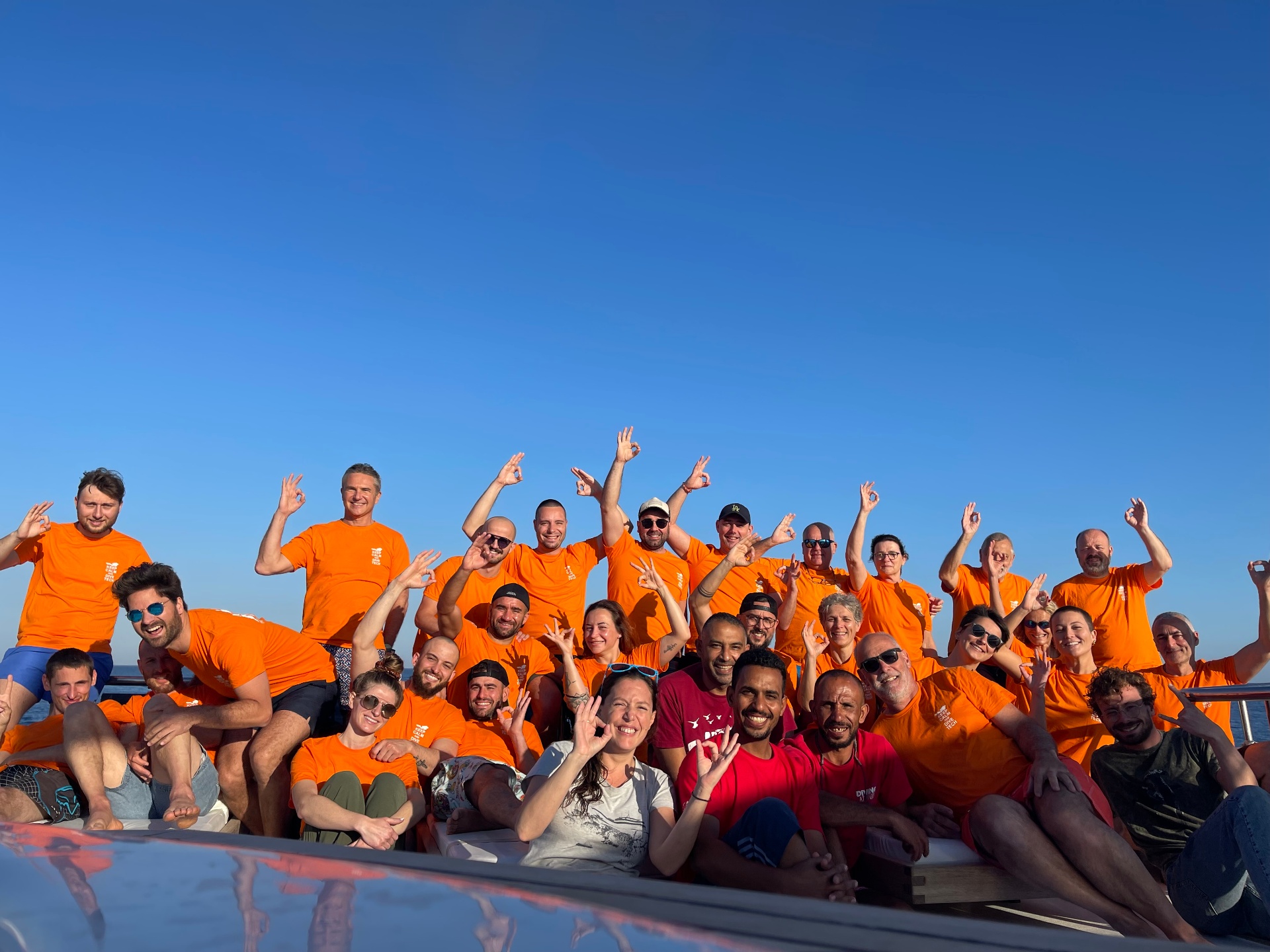 Équipe Normoxic Plongée en t-shirts orange sur le bateau à Golfe-Juan