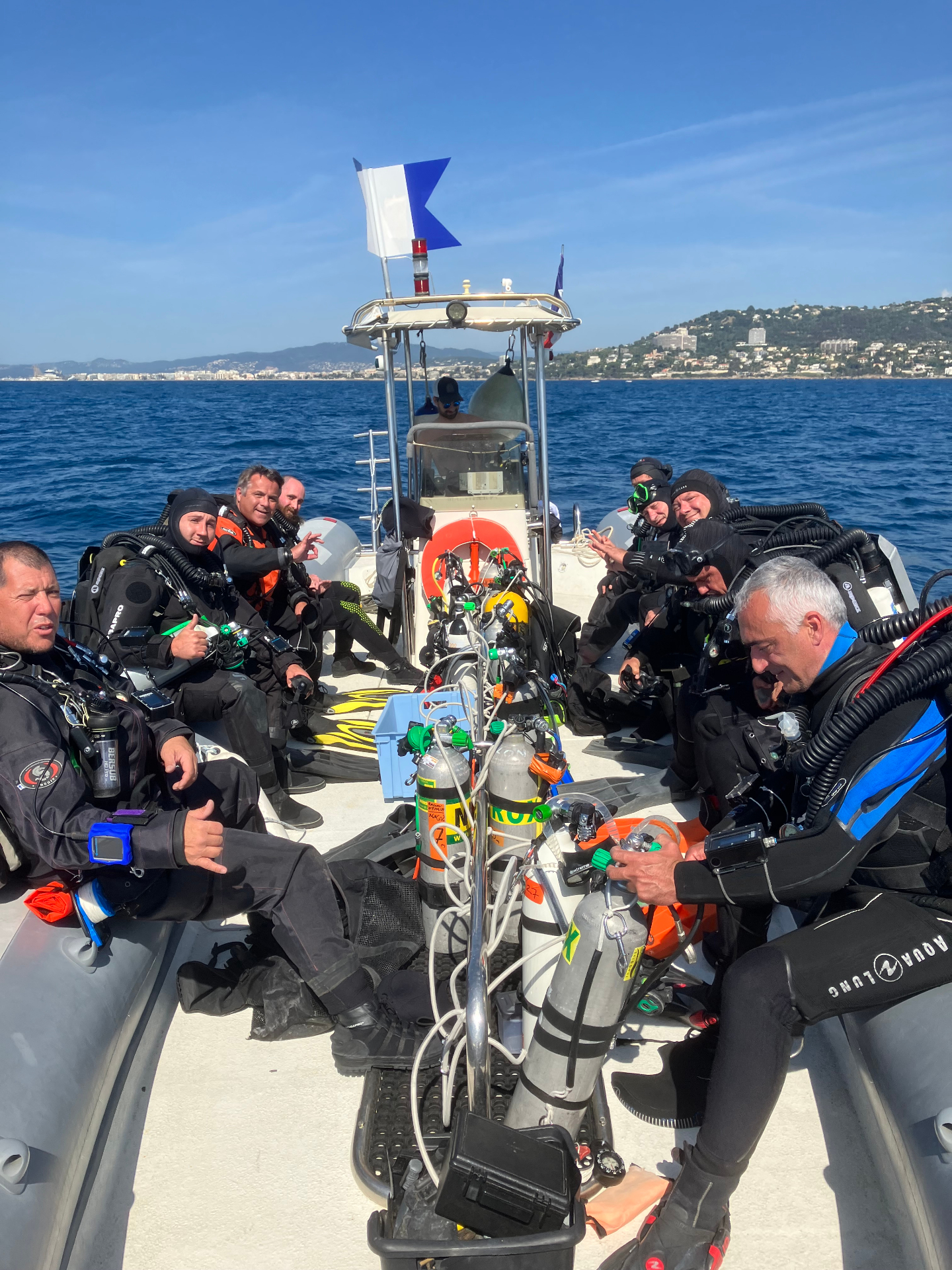 Plongeurs Normoxic équipés à bord avant la mise à l'eau à Golfe-Juan