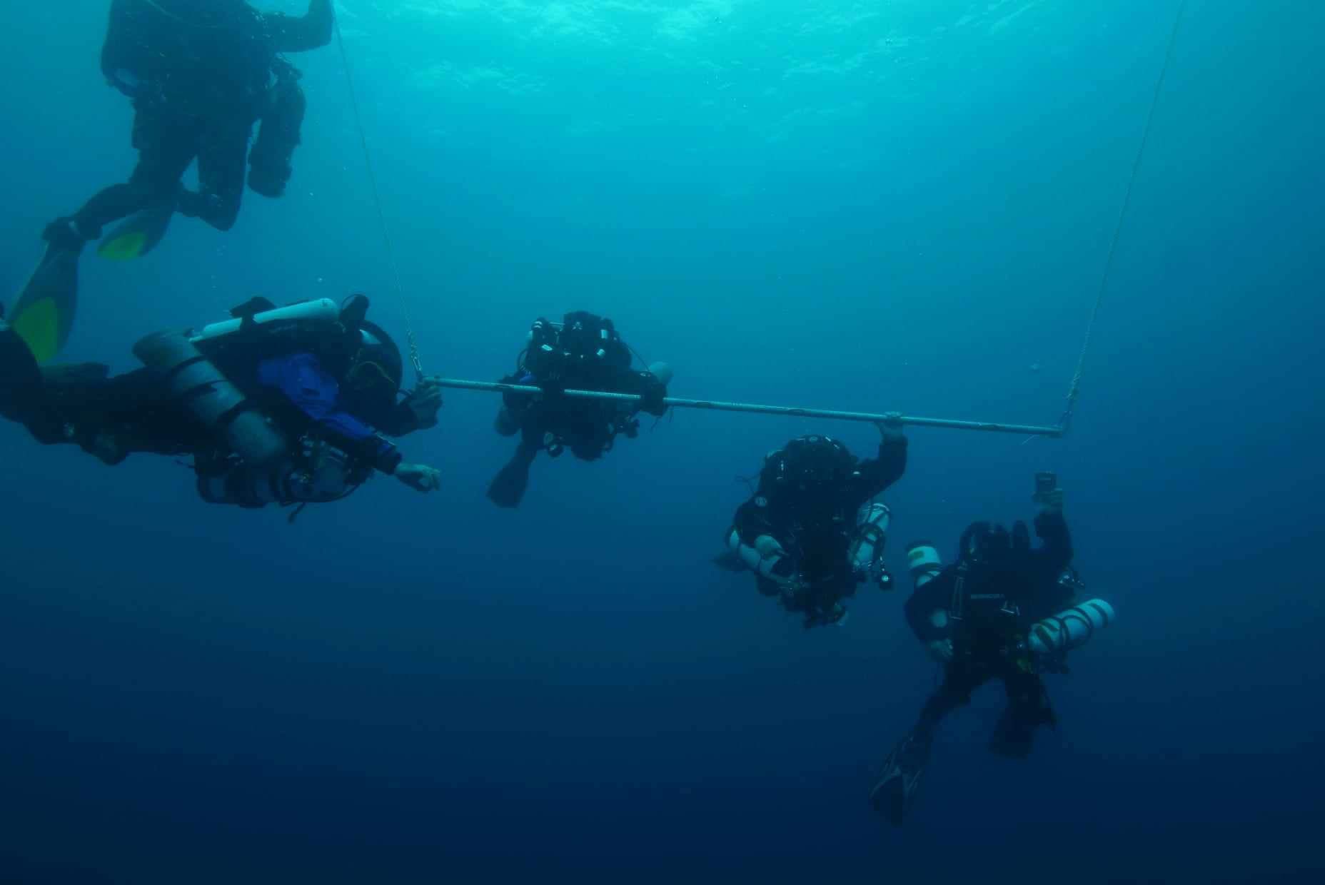 Groupe de plongeurs en recycleur CCR au palier de décompression en Méditerranée