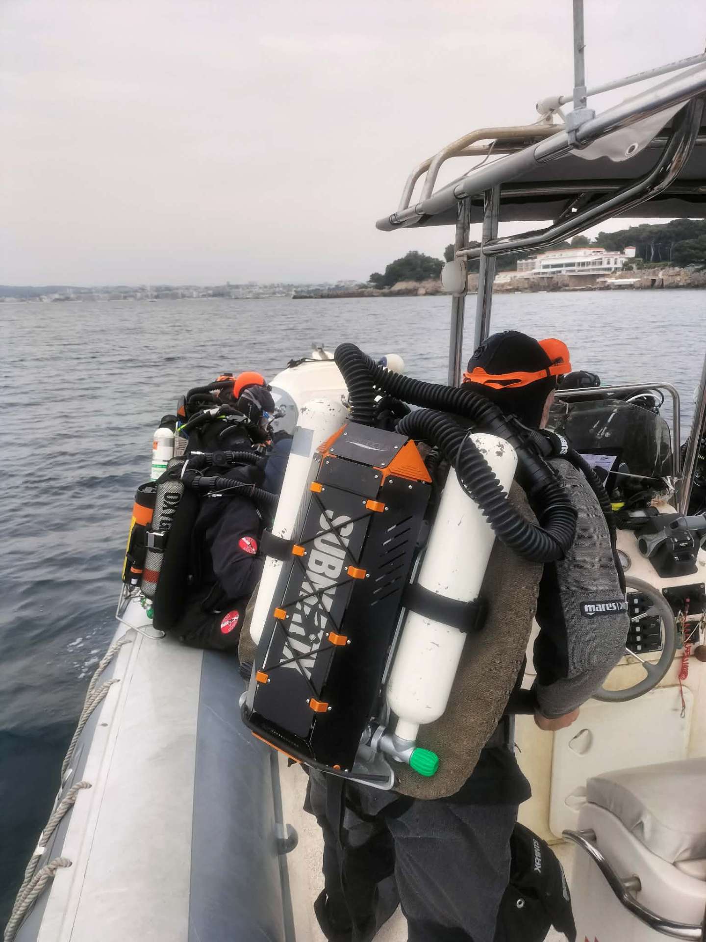 Plongeur équipé d'un recycleur Submatix Mini Quantum à bord du bateau avant la mise à l'eau