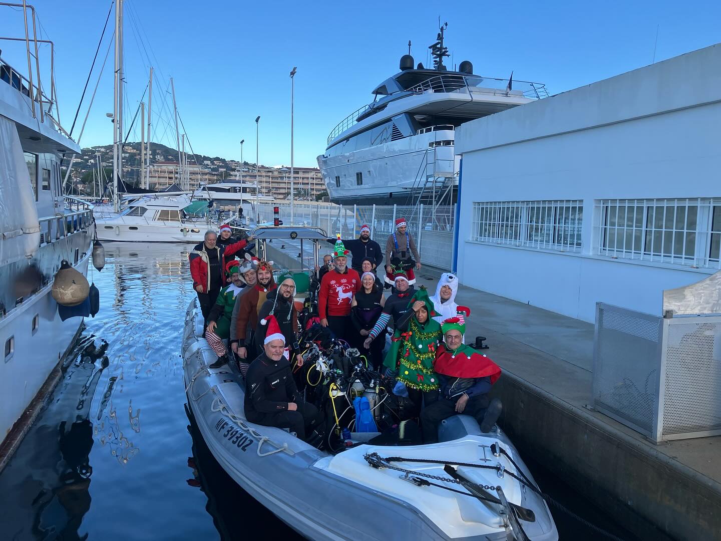 Plongée de Noël déguisée du club Normoxic au port de Golfe-Juan